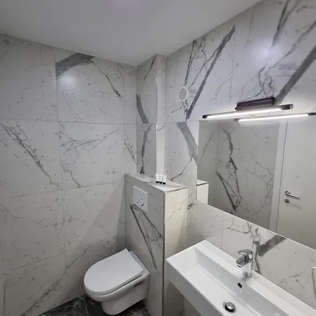 28 Aparthotel *